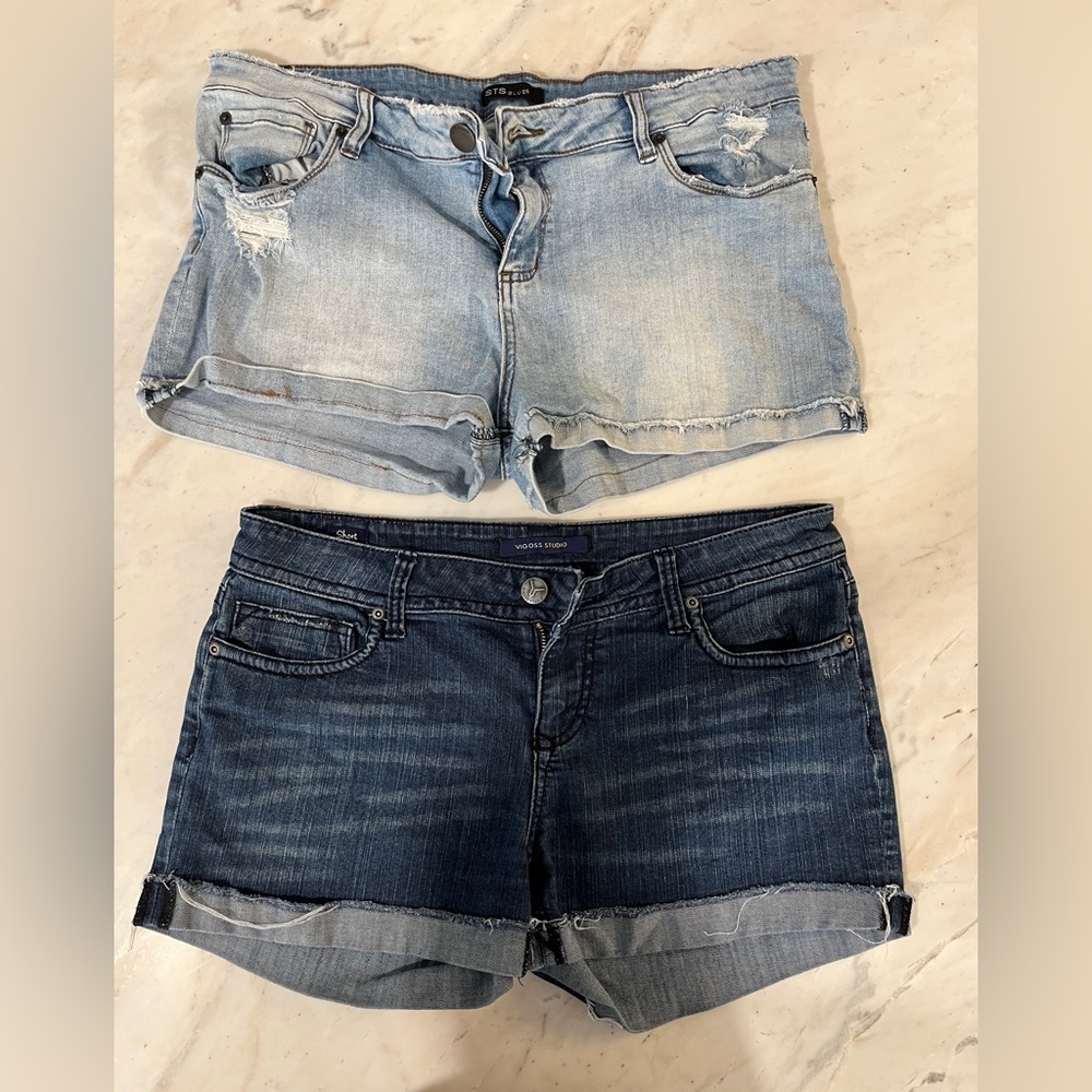 Women’s Denim shorts
STS Blues Size 32 and Vigoss Studio Size 31. Sold as set!